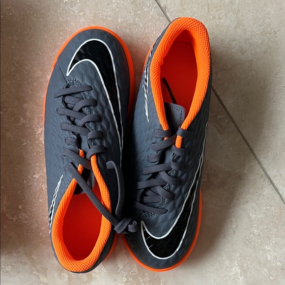 New Nike JR Phantom 3 Club Indoor Soccer shoes-Dark Grey & Orange Size 3.5 Youth - Picture 1 of 3